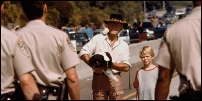 crocodile dundee in los angeles - a shot from the film